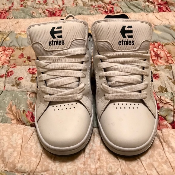 etnies tennis shoes